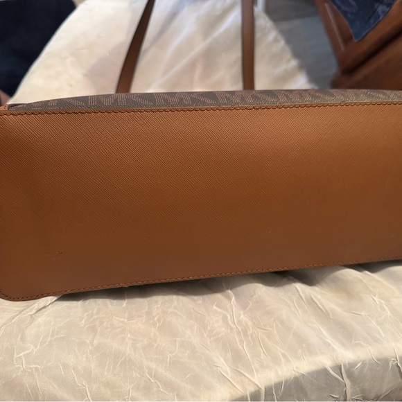 Michael Kors purse new - Picture 4 of 5